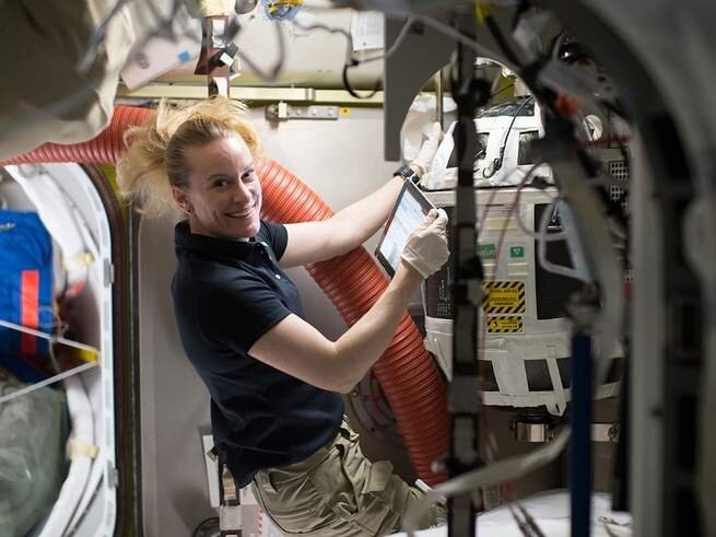 Астронавт NASA  Кейт Рубинс проверяет систему воздухообеспечения станции.