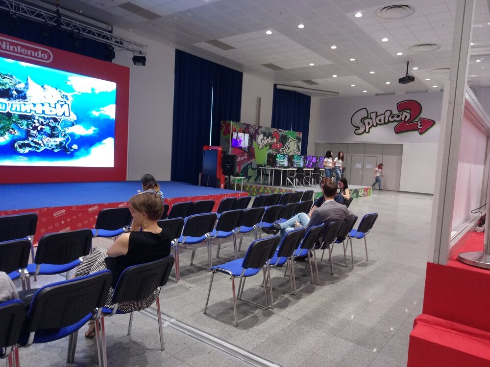 Можно с комфортом смотреть трейлеры, которые мы уже видели на YouTube.