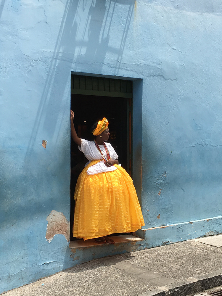 Работа фотографа Alexandre Weber "Baiana in yellow and blue", занявшая первое место в номинации "Фотограф года" в фотоконкурсе 2018 iPhone Photography Awards.