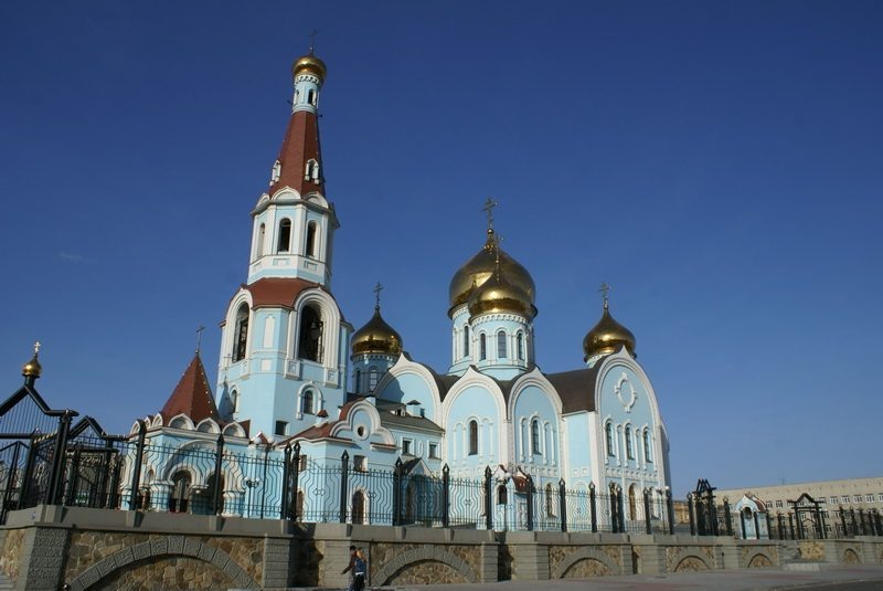 Читинская епархия на своей официальной странице «ВКонтакте» попросила сообщать любые замечания и жалобы на качество преподавания в забайкальских школах предмета «Основы православия и других традиционных религий». «Прежде всего, мы обеспокоены случаями нарушений прав родителей, которые хотели бы, чтобы их дети получали в рамках предмета представление о своей духовной традиции, а не синтетическую нарезку из всего понемногу поверхностно. Мы хотели бы услышать о таких конкретных случаях от родителей, которые относят себя к православным. Нам также интересно было бы услышать мнения от людей мусульманской, буддийской и иудейской культуры относительно доступности изучения их традиций в сегодняшней школе, и любые другие конструктивные высказывания», — попросили в епархии.

В сообщении подчёркивается, что само наличие в программе основ православия, а также практика их преподавания выявляет многие проблемы современного общества — у системы образования могут быть свои приоритеты, у родителей свои, и не всегда удаётся обойтись без разногласий.

«Образовательный отдел Читинской епархии имеет одним из основных направлений работы мониторинг ситуации с преподаванием основ православной культуры. Просим родителей, педагогов, всех заинтересованных лиц, обращаться со своими замечаниями, предложениями, жалобами по ситуации с преподаванием основ религий к отцу Роману, ключарю Казанского кафедрального собора, «ВКонтакте» или лично в храме», — гласит пост в социальной сети.

Комплексный курс «Основы религиозных культур и светской этики» был введён Министерством образования и науки России для 4-5 классов средней школы с апреля 2010 года. «Основы православной культуры» — один из модулей курса, который можно взять по выбору. Заявленная цель предмета — ознакомить школьников с историей, культурой и основными ценностями православного христианства. С 2008—2009 учебного года проводится Всероссийская олимпиада по «Основам православной культуры».

Количество забайкальских школьников, которые изучают «Основы религиозных культур и светской этики» стабильно растёт. В 2015 году курсу обучался 13 771 школьник, а в 2017 их число достигло 14 973. При этом больше половины учеников выбирали обучение основам светской этики — число учащихся на этом курсе выросло с 52,5 до 55,9%, а вот на курсе «Основы православной культуры» наоборот снизилось — с 25,7% до 22,4%.