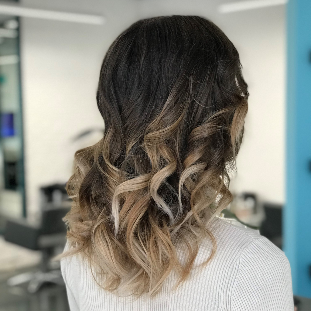 На фото: окрашивание Омбре
