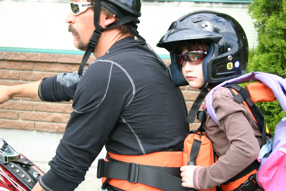 Можно возить ребенка на мотоцикле. Застегнутый мотошлем. Шлем для пассажира мотоцикла. Пассажир в мотошлеме. Застегнуть шлем.