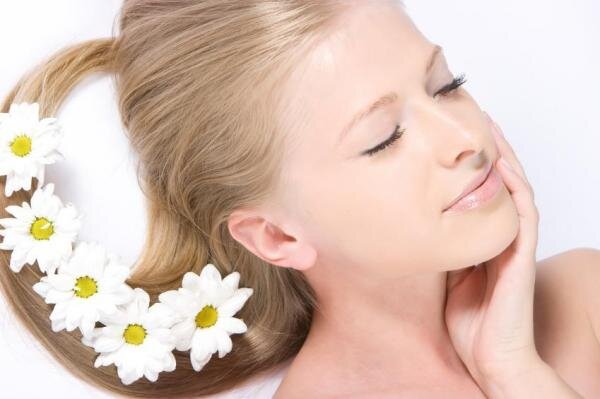 
Стоит учитывать, что природный краситель лучше всего работает на светлых волосах. Осветляют всю шевелюру или отдельные пряди. Использовать ромашку для изменения оттенка волос можно разными способами.