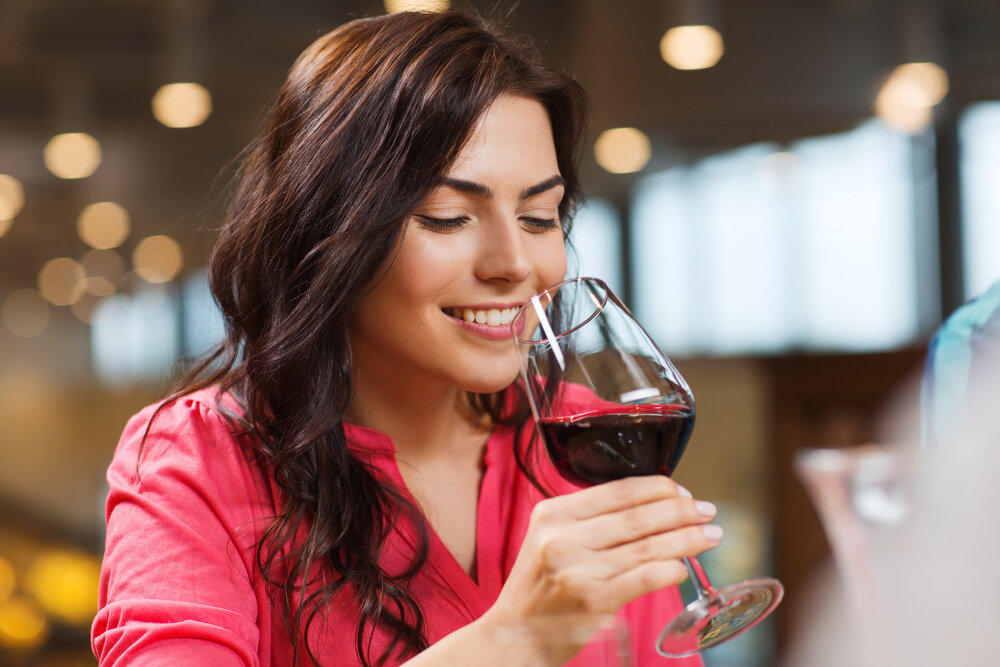 Как правильно держать бокал с вином по этикету? | Штучка | Дзен
