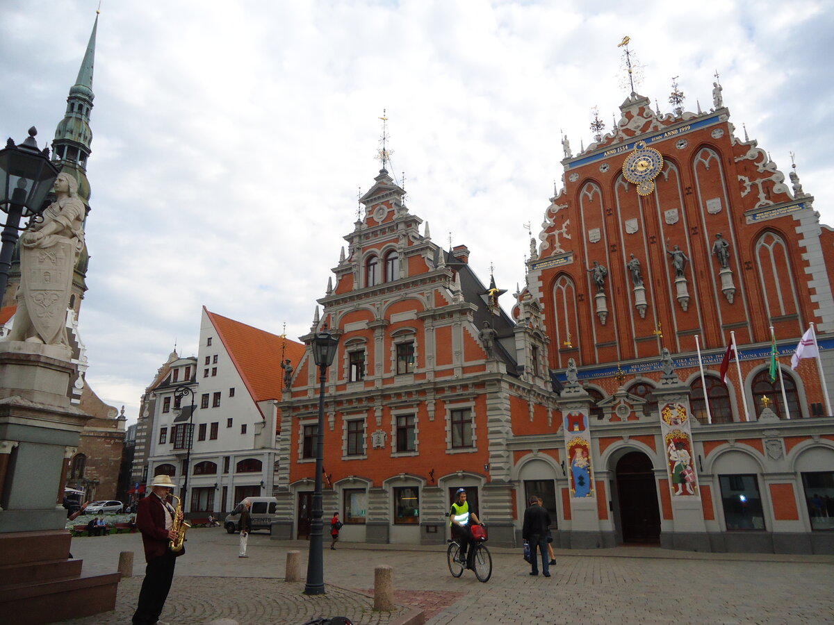 Одна из выходящих на Даугаву старых улиц города.