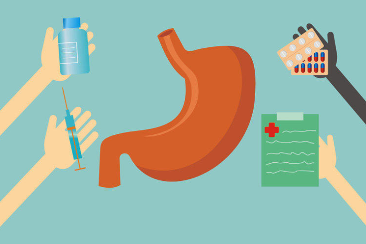 Содержание
Омепразол – современный препарат, применяемый для лечения людей, страдающих язвенной болезнью желудка и 12-перстной кишки, а также других болезней, прямо или косвенно связанных с повышенной кислотностью желудочного сока. Лекарство Омепразол хорошо зарекомендовало себя и имеет у врачей-гастроэнтерологов репутацию надежного и эффективного средства. Кроме того, популярности препарата способствует его доступность по цене.