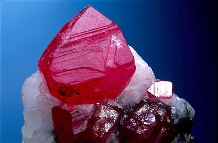 Минерал  корунд красного цвета в породе (будущий рубин)