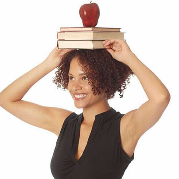 Сгорбленный позвоночник, опущенные плечи, наклоненная вперед голова - все это только мешает вашей походке. Основа красивой и легкой походки - правильная осанка. Для того, чтобы добиться ее, нужно выполнить нехитрое упражнение: поднять плечи максимально высоко, и опустить назад. Вот это и будет правильной осанкой. Для того, чтобы выработать правильную осанку, можно выполнять нехитрое упражнение - ходить по дому с книгой на голове. Книга не должна быть толстой и тяжелой. Попытайтесь ходить с ней, чтобы она не упала. После того, как научились, попробуйте поприседайте с ней.