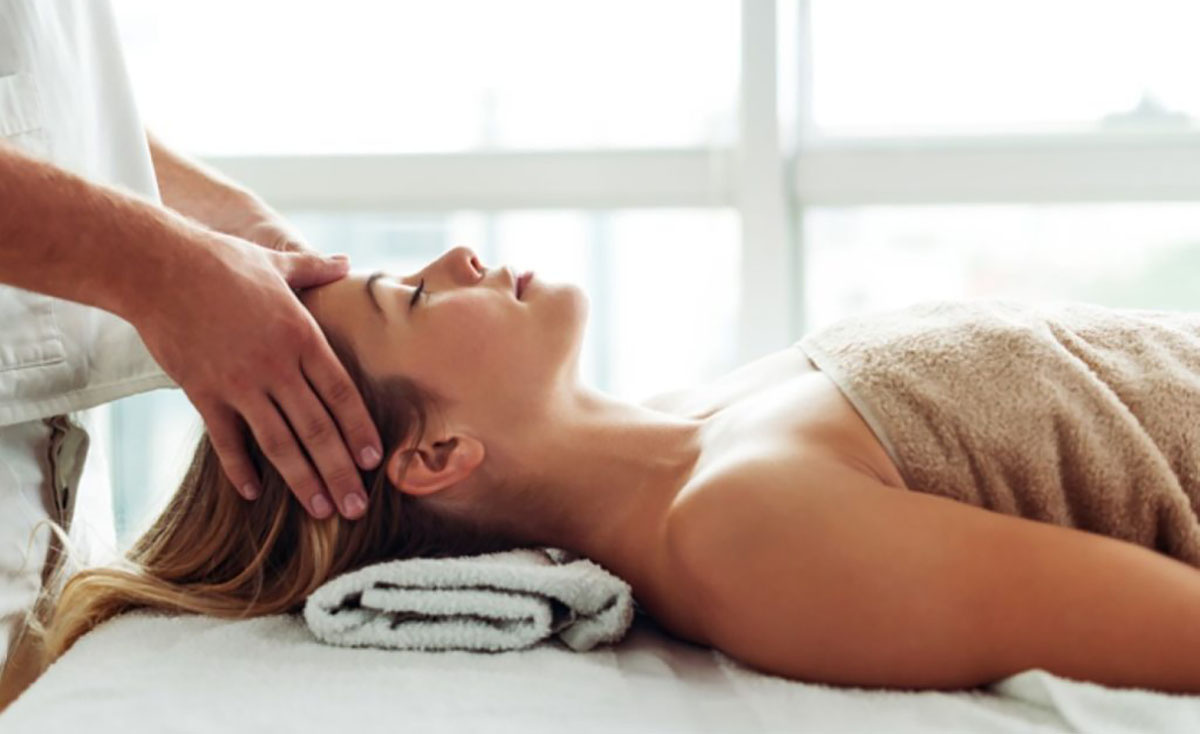 Есть множество стилей массажа. Некоторые не требуют снятия одежды, другие же связаны с прямым контактом с кожей
.