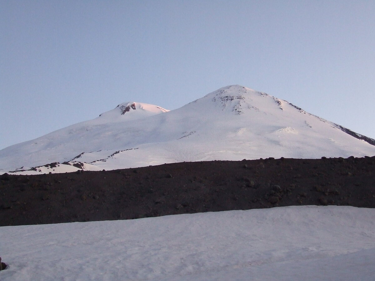 г. Эльбрус (западная вершина 5642 м, восточная 5621 м)