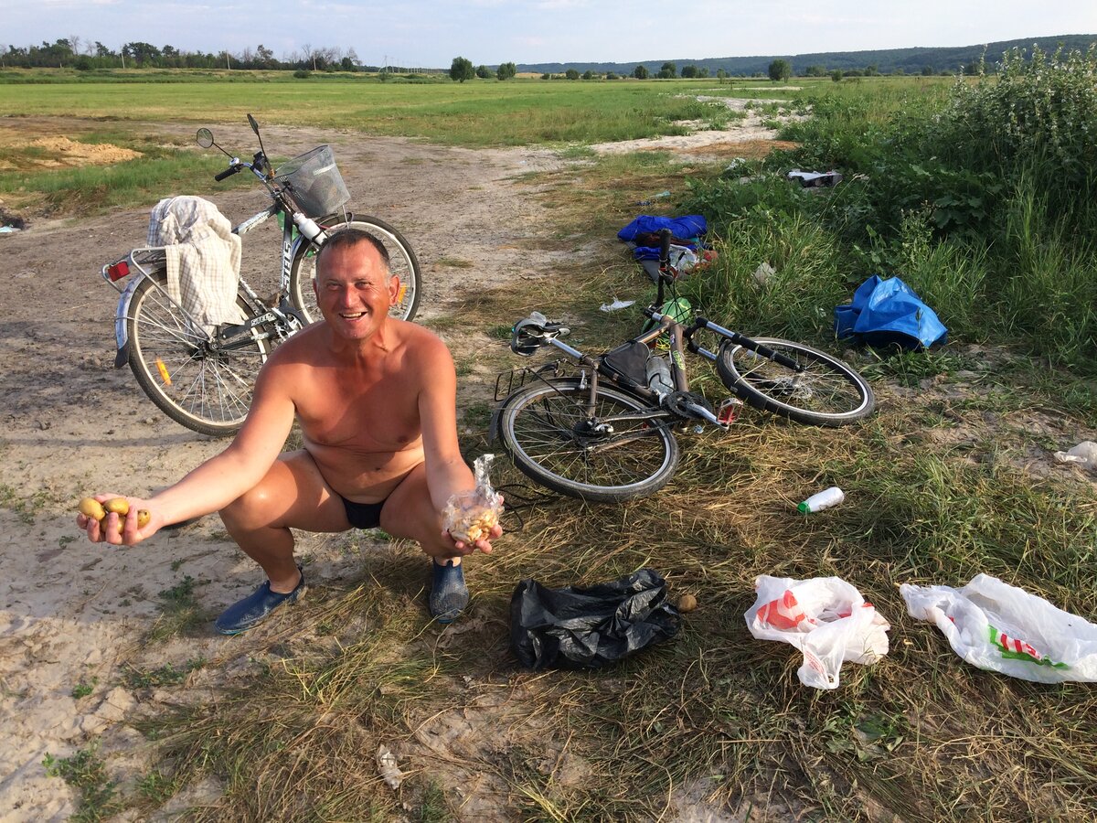 Слава - байкер позирует с едой на фоне наших железных коней (фотография автора)