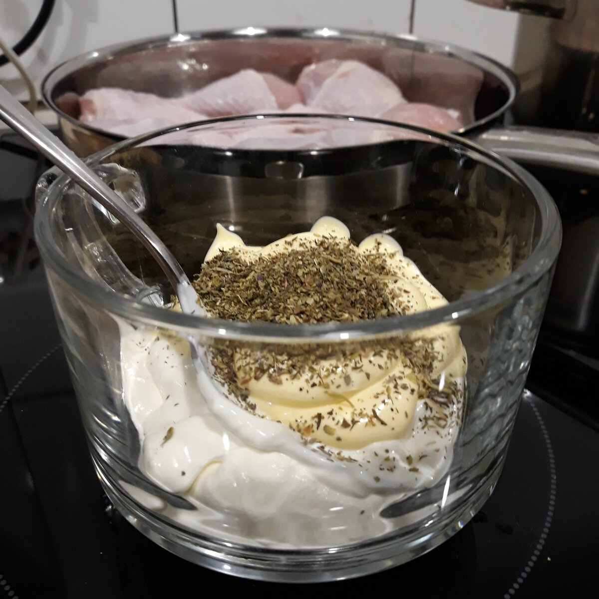 Смешиваем сметану, майонез, специи, соль и воду.