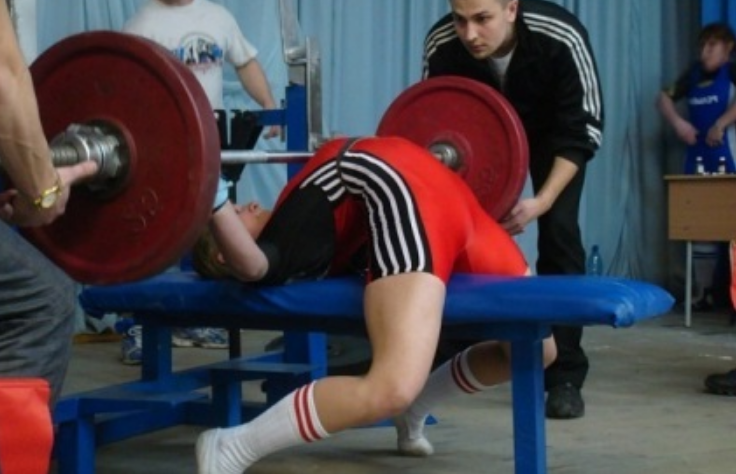 Жим прогиб. Жим штанги лежа техника. Лифтерский жим лежа. Жим прогиб. Техника жима лежа в пауэрлифтинге.