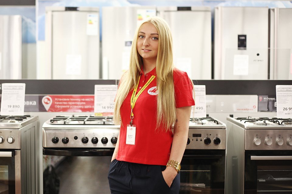 В отделе бытовой техники в магазине