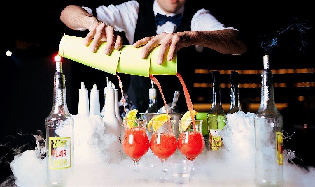 Коктейль бар. Еда и напитки в самолете. Бармен в кафе. Банкет коктейль. Обслуживание напитками.