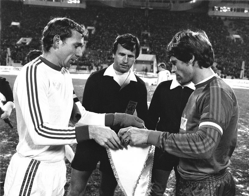 Перед началом игры «Спартак» — «Харлем» капитаны команд Олег Романцев и Пит Хёйг  обмениваются вымпелами