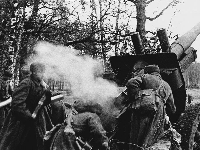 Расчет советской 122-мм корпусной пушки образца 1931/37 г.г (А-19) ведет огонь по противнику. Фотоматериалы из открытых источников