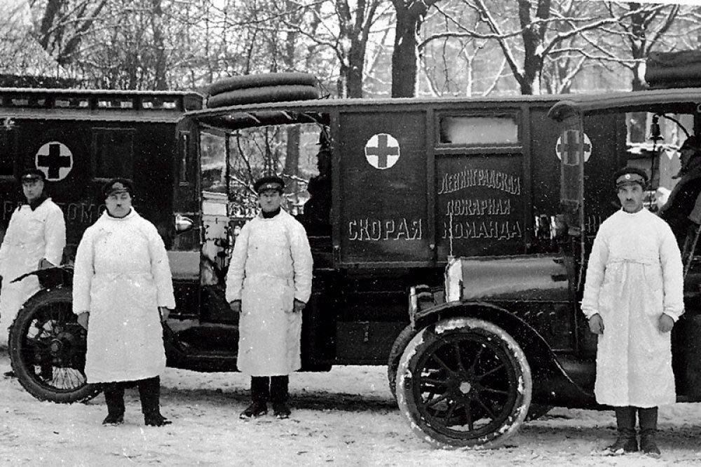 Смп история. Первая станция скорой помощи в Петербурге. Карета скорой помощи 19 века. Карета скорой помощи в Москве в 1898 году