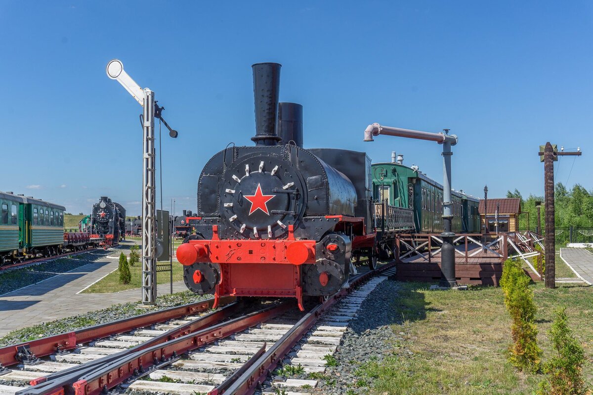 Музей представляет из себя площадку под открытым небом с железнодорожной техникой разных лет. По большей части это паровозы, но есть небольшое количество старых вагонов и цистерн. Есть даже реконструкция старинной станции.
