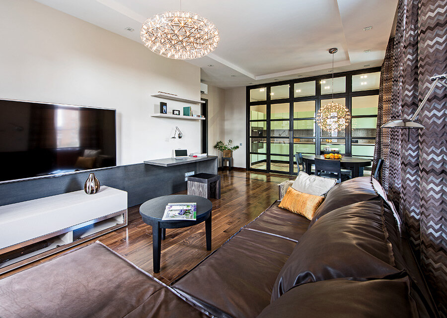 Гостиная-столовая. Вид на телевизионную зону. Рабочий стол, мебель под телевизором — Md House (Италия). Люстра — Moooi (Нидерланды)