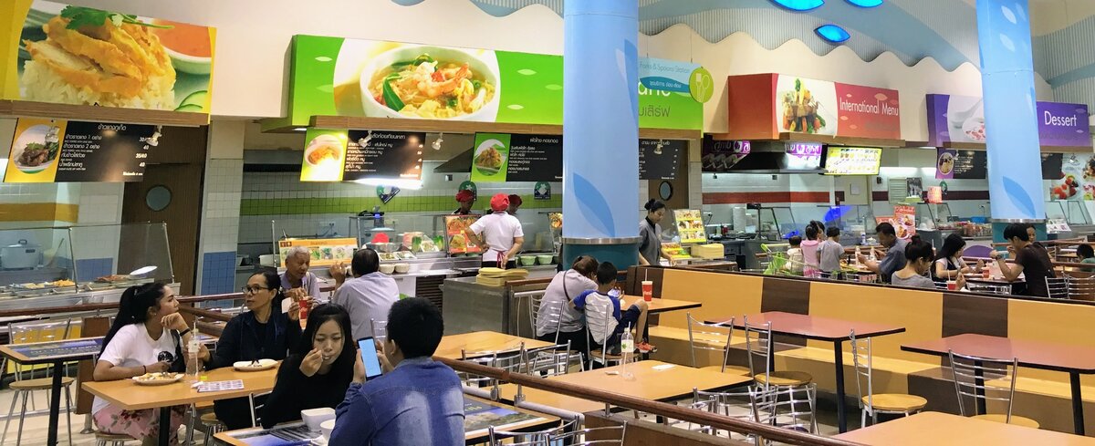 Подобные фудкорты есть во многих ТЦ Таиланда
