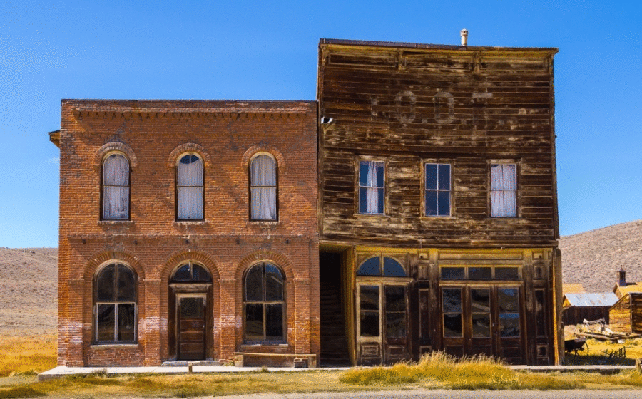 Город золотодобытчиков, разбойников и охотников за удачей. Внутри всё сохранилось.