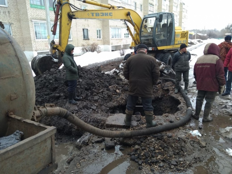 28 февраля в Кимовске без воды остались более 1400 домов различной этажности. Сообщение о частичном   отключении холодного водоснабжения поступило в оперативно-дежурную смену ФКУ «Центр управления в кризисных   ситуациях ГУ МЧС России по Тульской области» в 10:40.