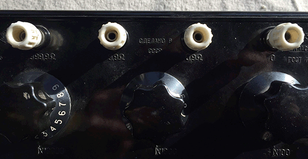 
   Данные значения говорят нам о сопротивлении которое мы будем задавать при подключении магазина сопротивления в цепь, а так же какие декады будут работать. Рассмотрим подробнее варианты подключения магазина сопротивлений: