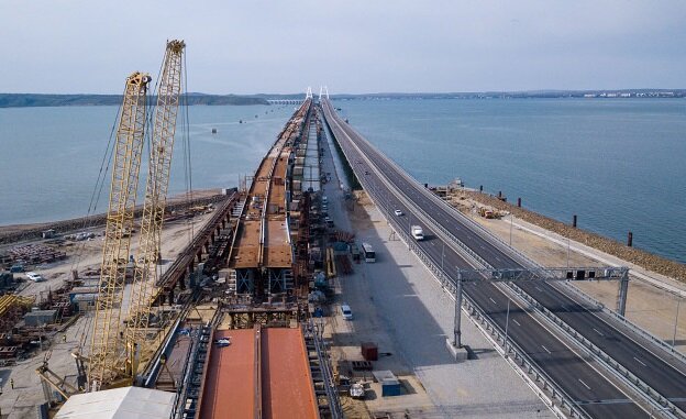 Строительство железнодорожной части моста