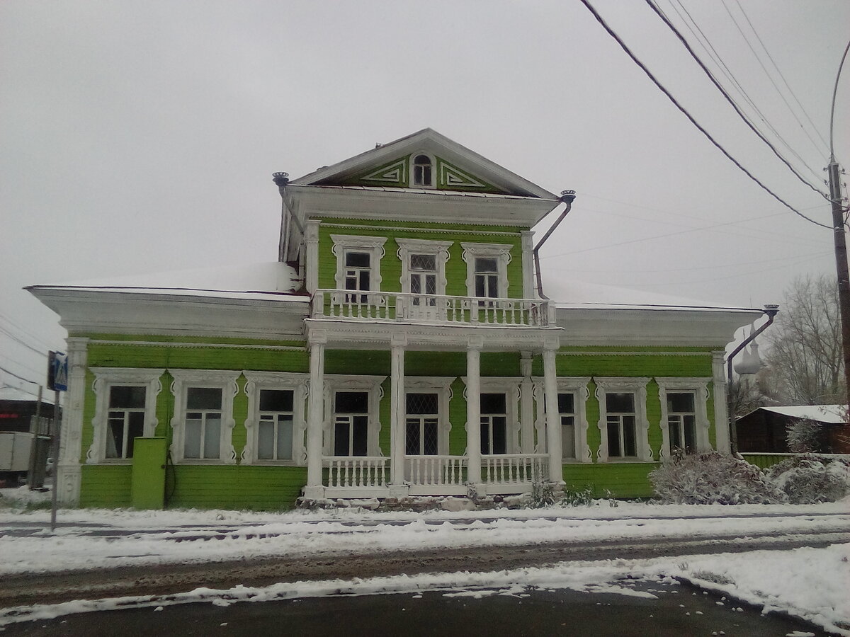 Дом Засецких. Небольшой деревянный одноэтажный дом, построенный в стиле классицизма в 1790-е годы и перестроенный уже в конце XIX века. На сегодня это старейшее сохранившееся в городе деревянное здание. Оно находится на перекрёстке Ленинградской улицы (Петербургская) и проспекта Победы (Константиновская) в историческом районе города — Верхнем посаде.