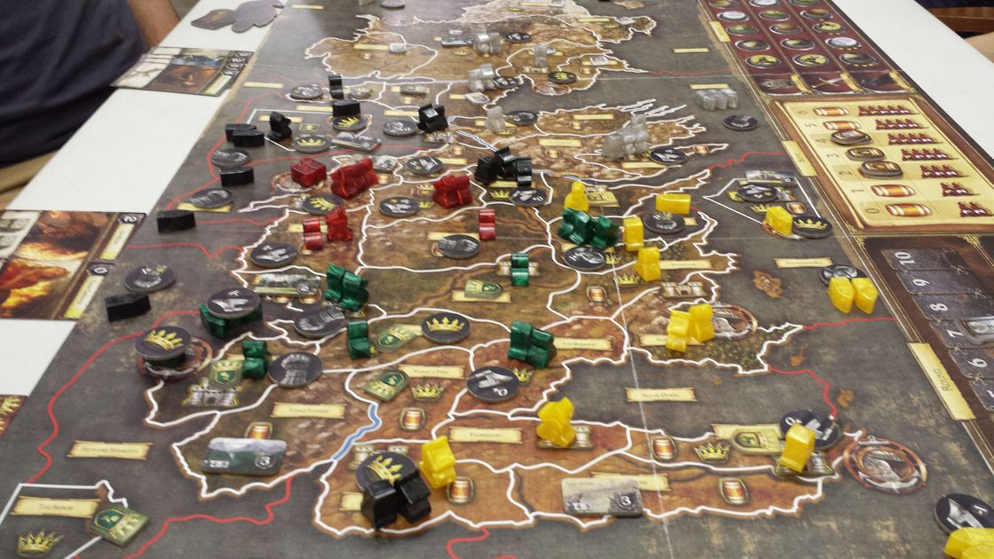 Такая тоже есть, настолка по Игре Престолов. Даже друг, не смотревший сериал, заинтересовался игрой и с удовольствием сыграл