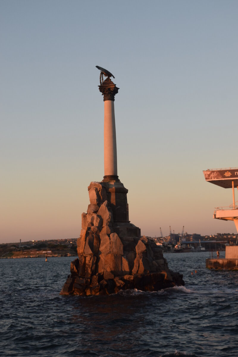 Памятник затопленным кораблям в любимом Севастополе *фото из семейного архива*