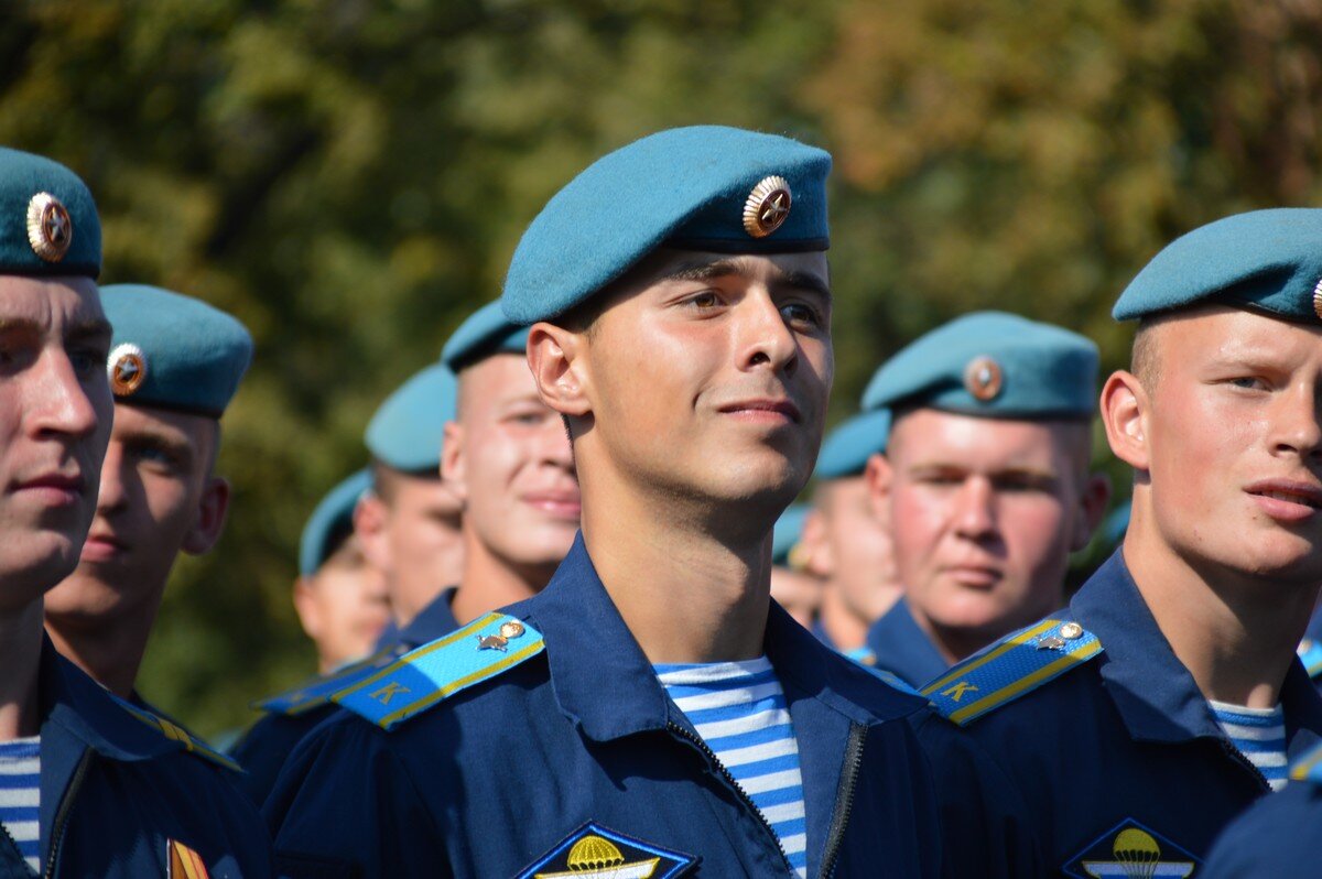 Форма вдв. Форма ВДВ РВВДКУ. Парадная форма офицеров воздушно-десантных войск РФ. Курсанты РВВДКУ. Парадная форма РВВДКУ.