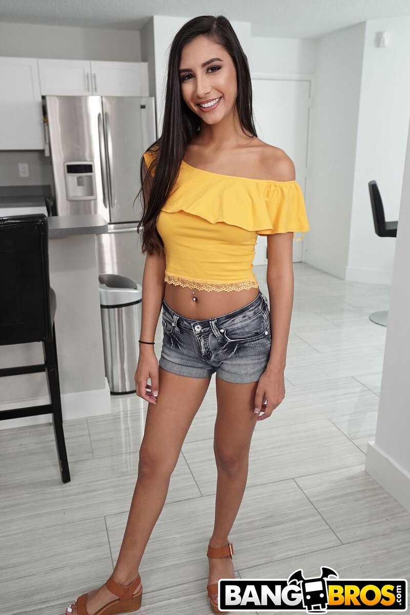 Не сказать что у Gianna Dior отсутствует зад ... но плечи по истине феноменальны