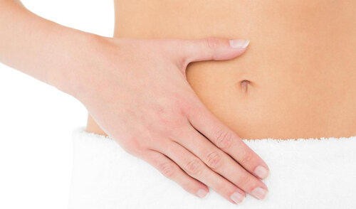 2.  Положите подушку повыше, лягте на кровать и круговыми движениями  поглаживайте живот (поглаживания способствуют продвижению пищевого комка  по кишечнику).