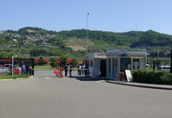 Есть два магазина, цены слегка завешаны, 1,5 воды стоит 60 руб., обычное пиво по 100 руб.