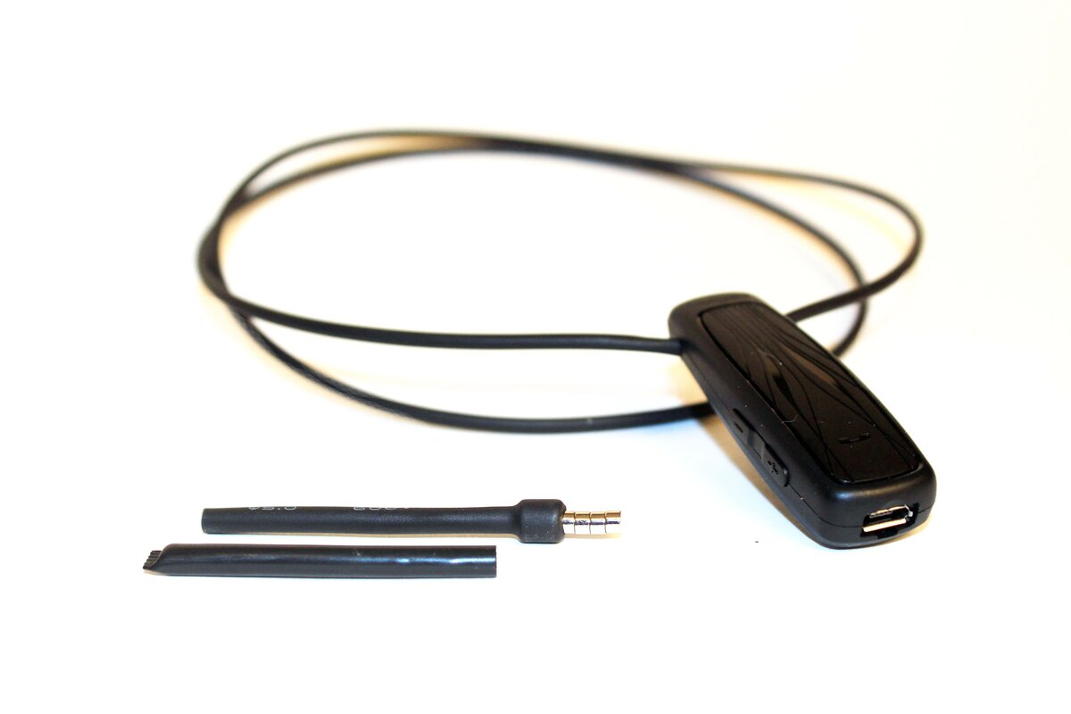 Микронаушник состоит из из 4 маленьких наушников-магнитов, которые вставляются в ухо(представлены на рисунке в комплекте с магнитом, с помощью которого вытаскивают наушник из уха) и микрофон, который вешают на шею. 