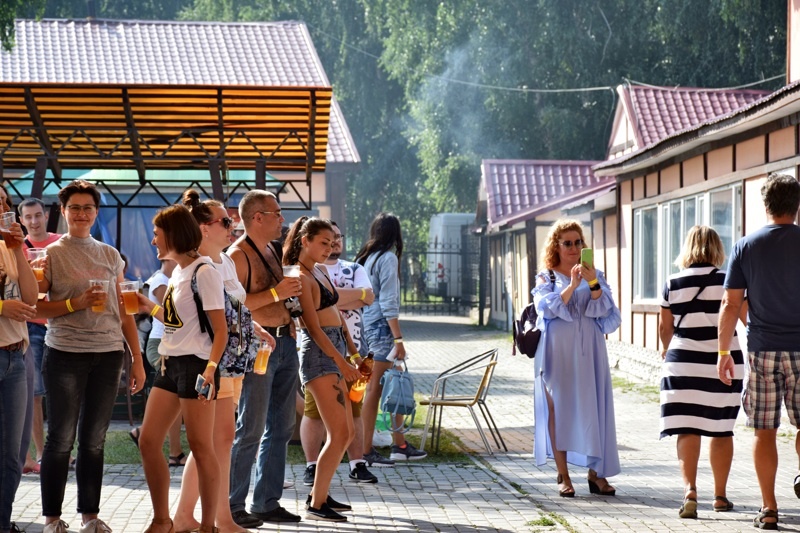 Отсутствие дресс-кода создало впечатление пляжной вечерники, хотя нельзя не отрицать, что фестиваль проходил на берегу озера.