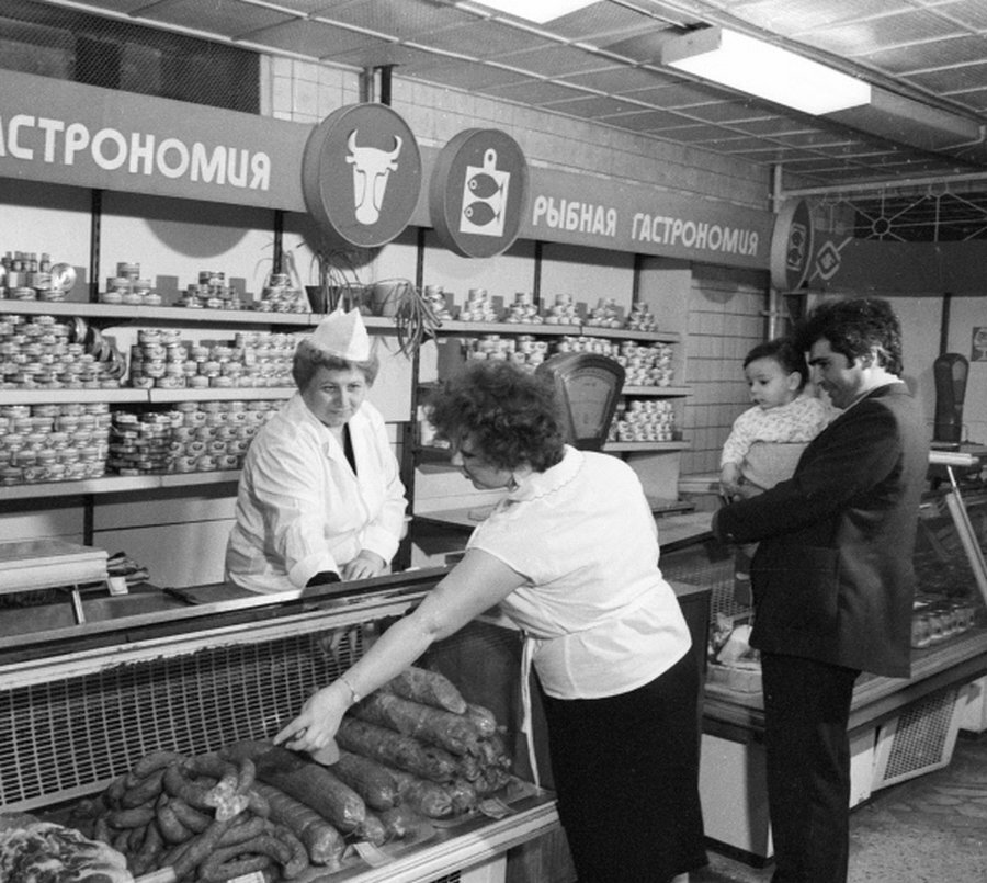 Источник: https://ribalych.ru/wp-content/uploads/2017/04/sovetskie-magaziny_003.jpg . Фото представлено в качестве иллюстрации
