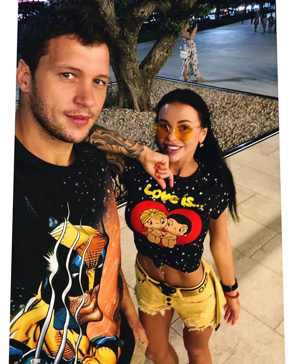 Витя и Саша поругались из-за букета от тайного поклонника 
Фото: «Инстаграм»
