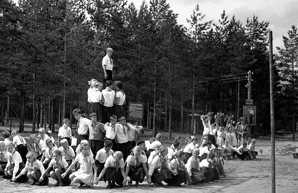 Лагерю 60 лет. Пионерлагерь Пионерский лагерь СССР. Пионерский лагерь Дружба пионеры СССР. Пионерский лагерь СССР 70 Х. Пионерский спортивный лагерь СССР.