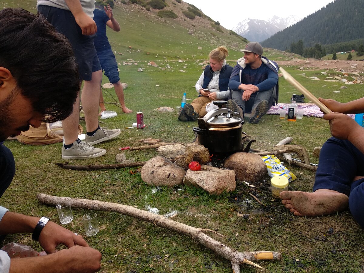 Интернациональная тусовка в киргизском ущелье