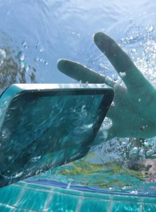 Обычно мы стараемся не повредить наш мобильный телефон. Однако есть непредвиденные ситуации, которые мы не можем контролировать и которые находятся вне нашего контроля. Телефон падает в унитаз. Друзья бросают нас в бассейн, пока у нас в кармане телефон. Смачивание платы может стать настоящим кошмаром. Вот несколько способов ее спасти. 