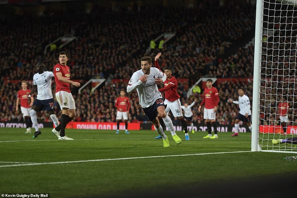 Адам Лаллана бежит праздновать свой гол 