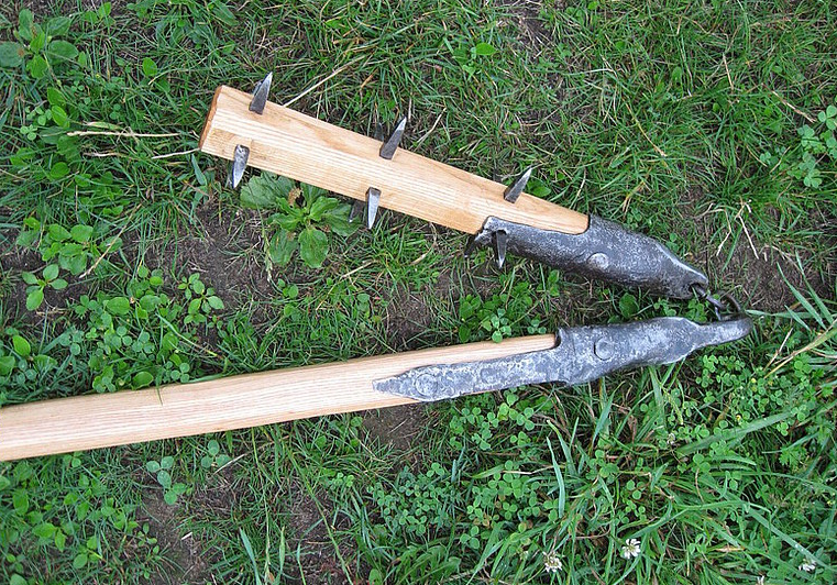 Две палки, пара колец и гвозди - боевой цеп готов. Источник: livejournal.com