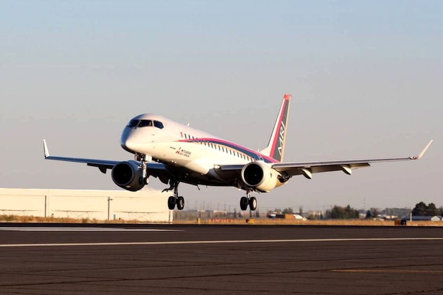 Первый Mitsubishi MRJ90 - уже задержанный на несколько лет - прибывает на аэродром округа Грант в Мозес-Лейк (Grant County International Airport, Moses Lake, Washington) для испытательной программы 29 сентября 2016 года