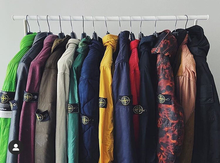 Этот бренд относиться к самым дорогим вещам на земле . Он стоит с такими товарами как Supreme , Balensiags и тд.