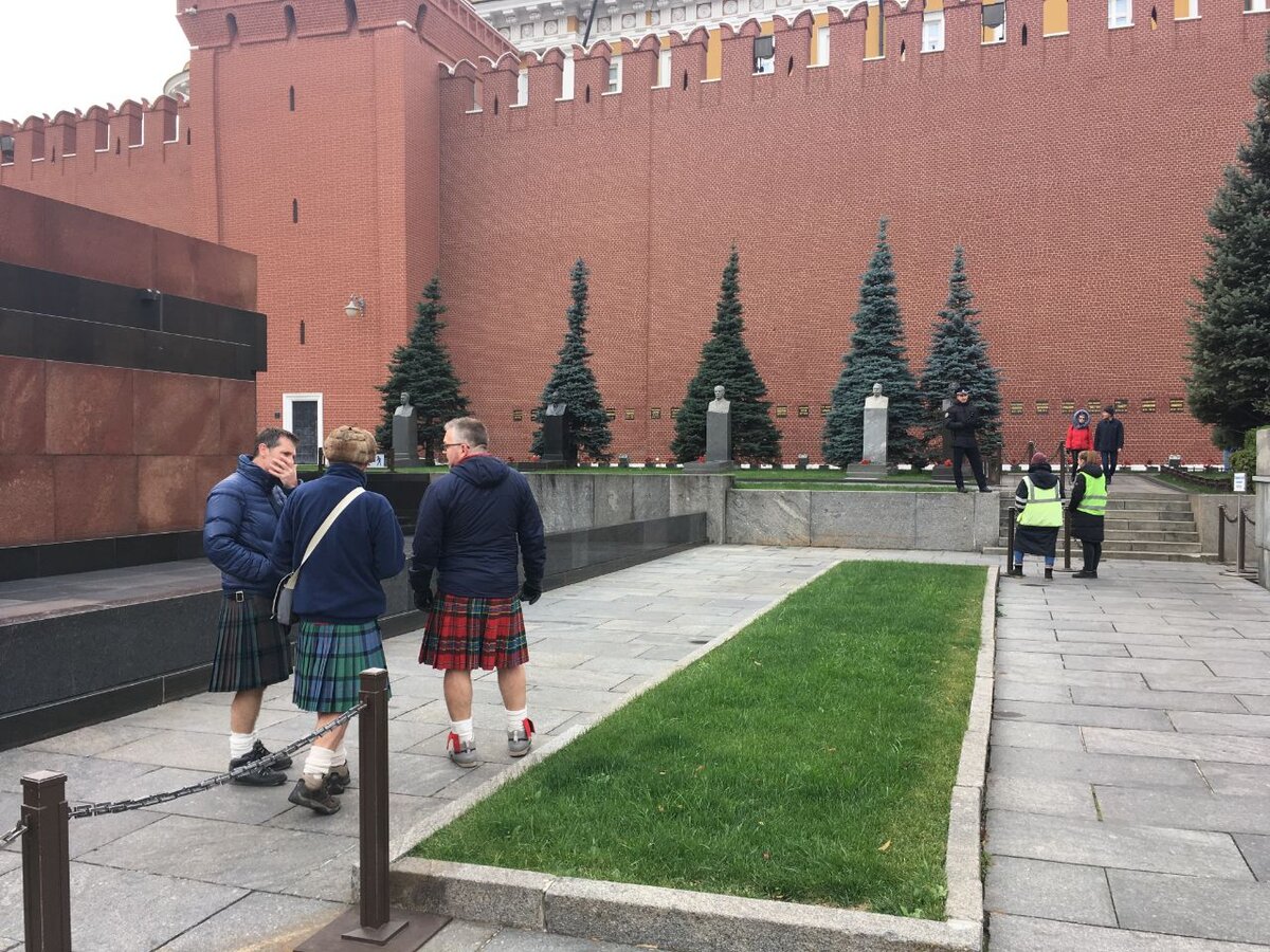 кремлевская стена в санкт петербурге