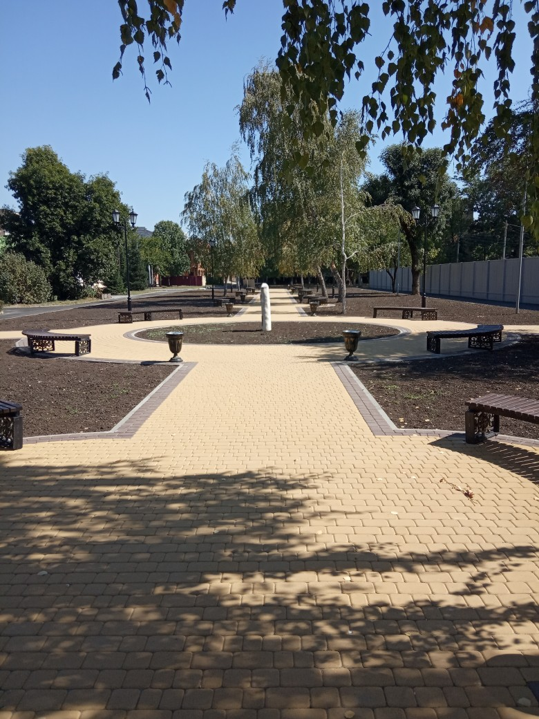 Красивый сквер