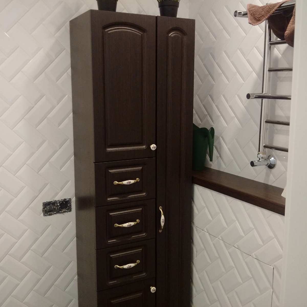 За люком скрыты коллекторы отопления 2 этажа и воды. При такой укладке плитки швы очень заметны. Не рекомендую.